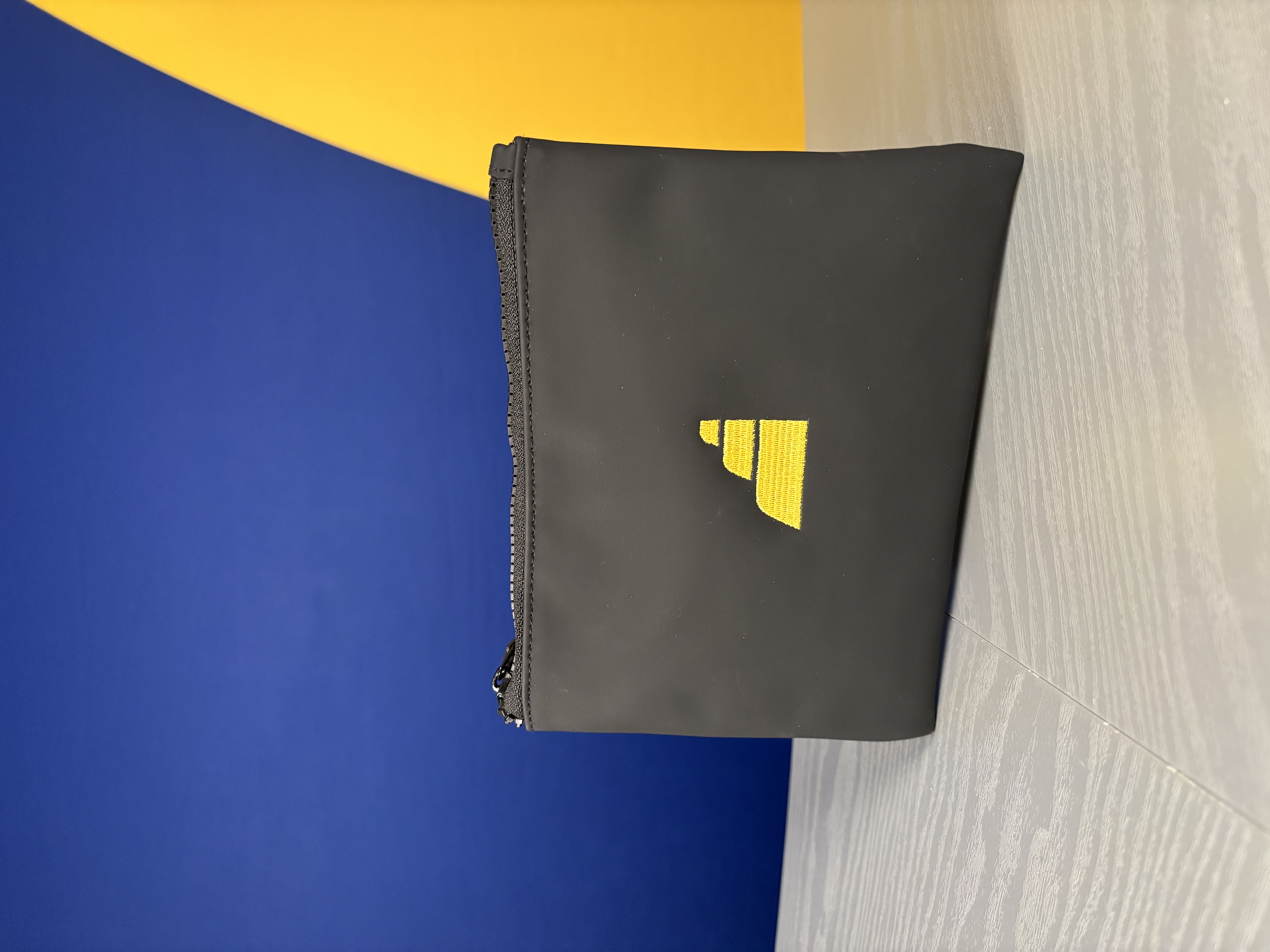 Turner-säilytyspussi, brodeerattu